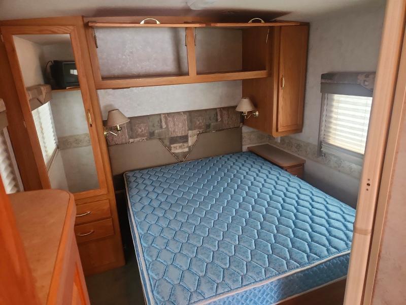 2005 Winnebago Sunova IFD33L