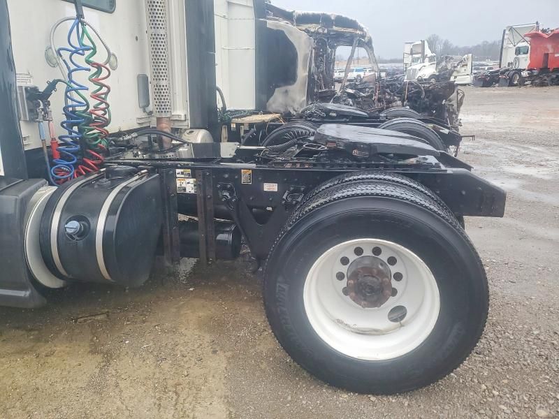 2016 Kenworth T680 Semi Truck