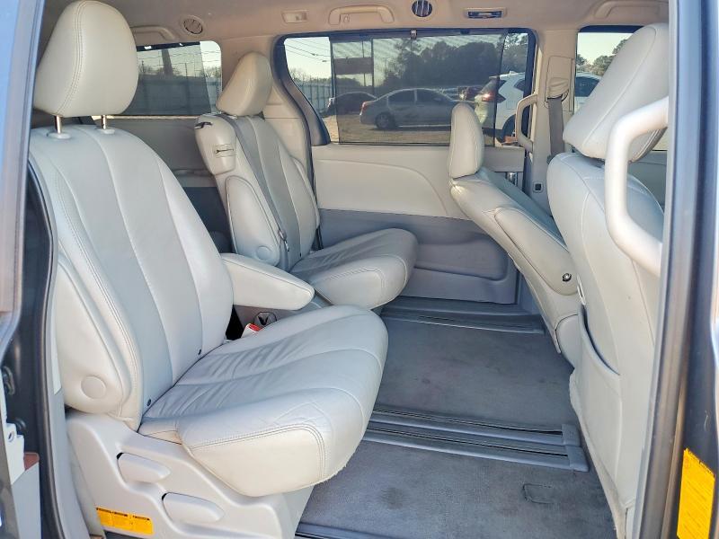 2011 Toyota Sienna xle 8-passenger