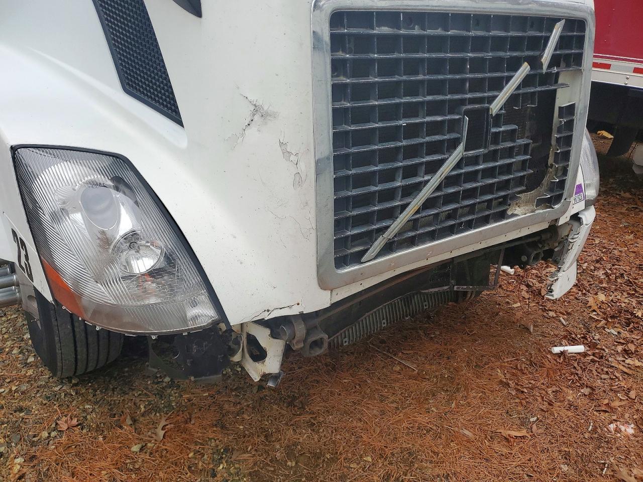2012 Volvo VNL Semi Truck