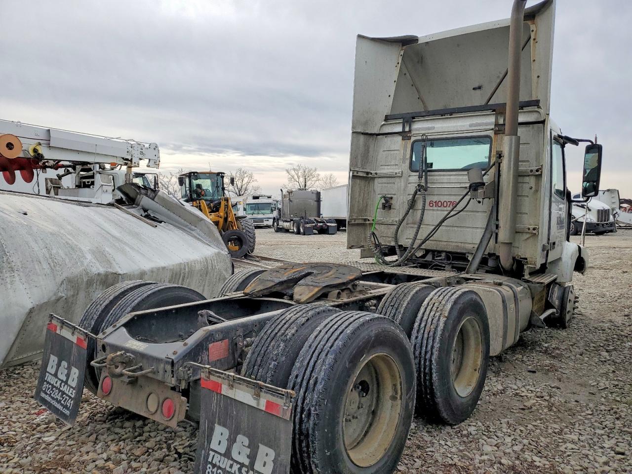 2011 Volvo VNM Semi Truck