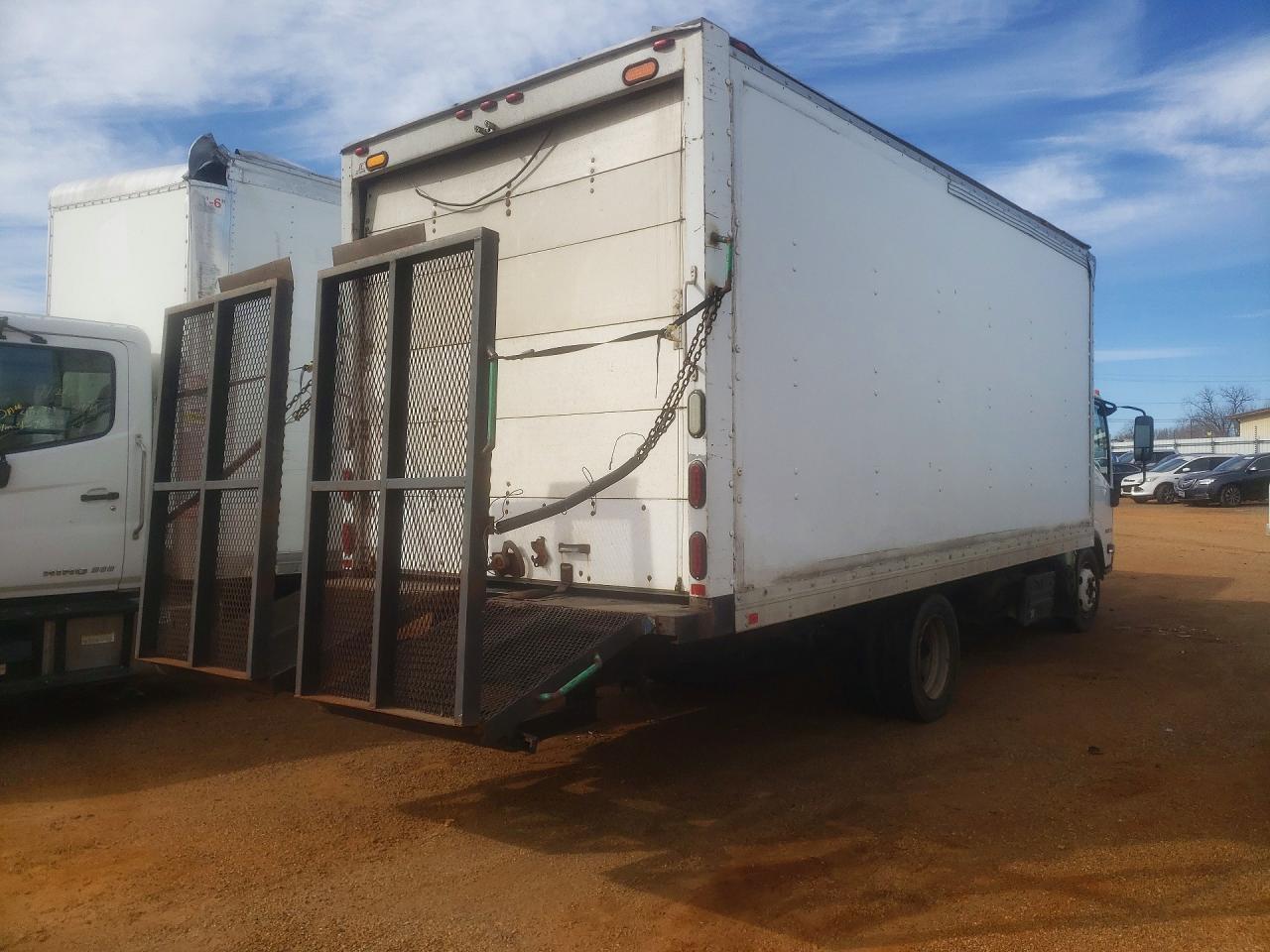 2014 Isuzu NRR BOX Truck