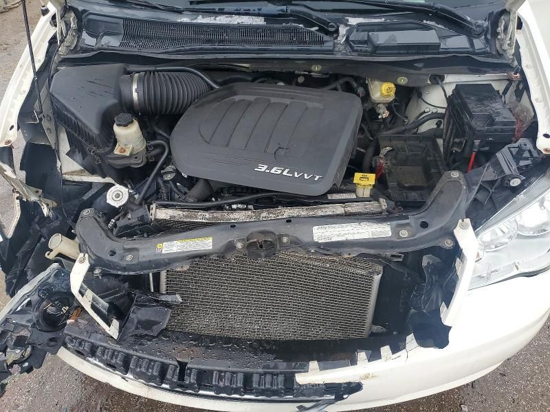 2011 Chrysler Town & Country Touring l