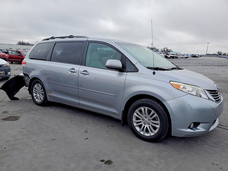 2013 Toyota Sienna xle 8-passenger