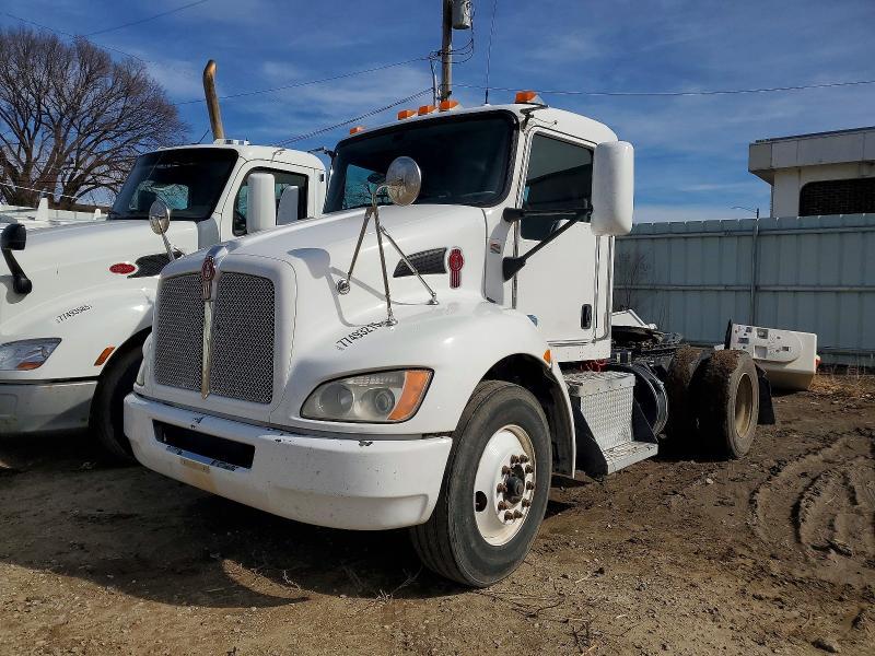2016 Kenworth T300 Semi Truck