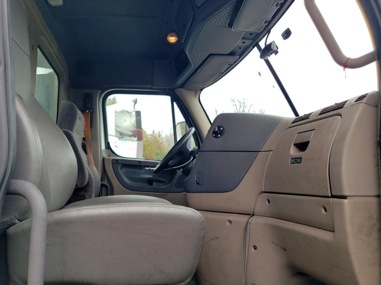 2016 Freightliner Cascadia 125 Semi Truck