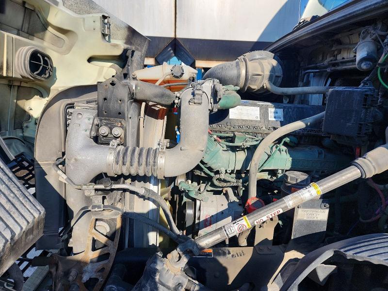 2020 Volv O VNR Semi Truck