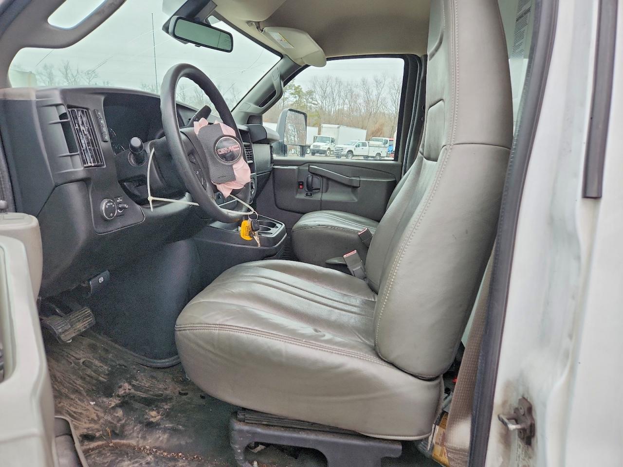 2021 GMC Savana BOX Truck