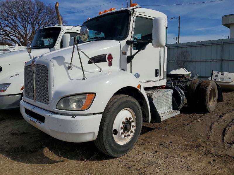 2016 Kenworth T300 Semi Truck