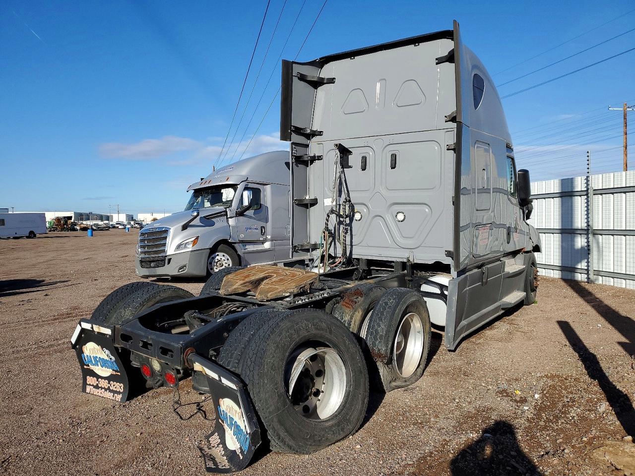 2020 Freightliner Cascadia 126 Semi Truck