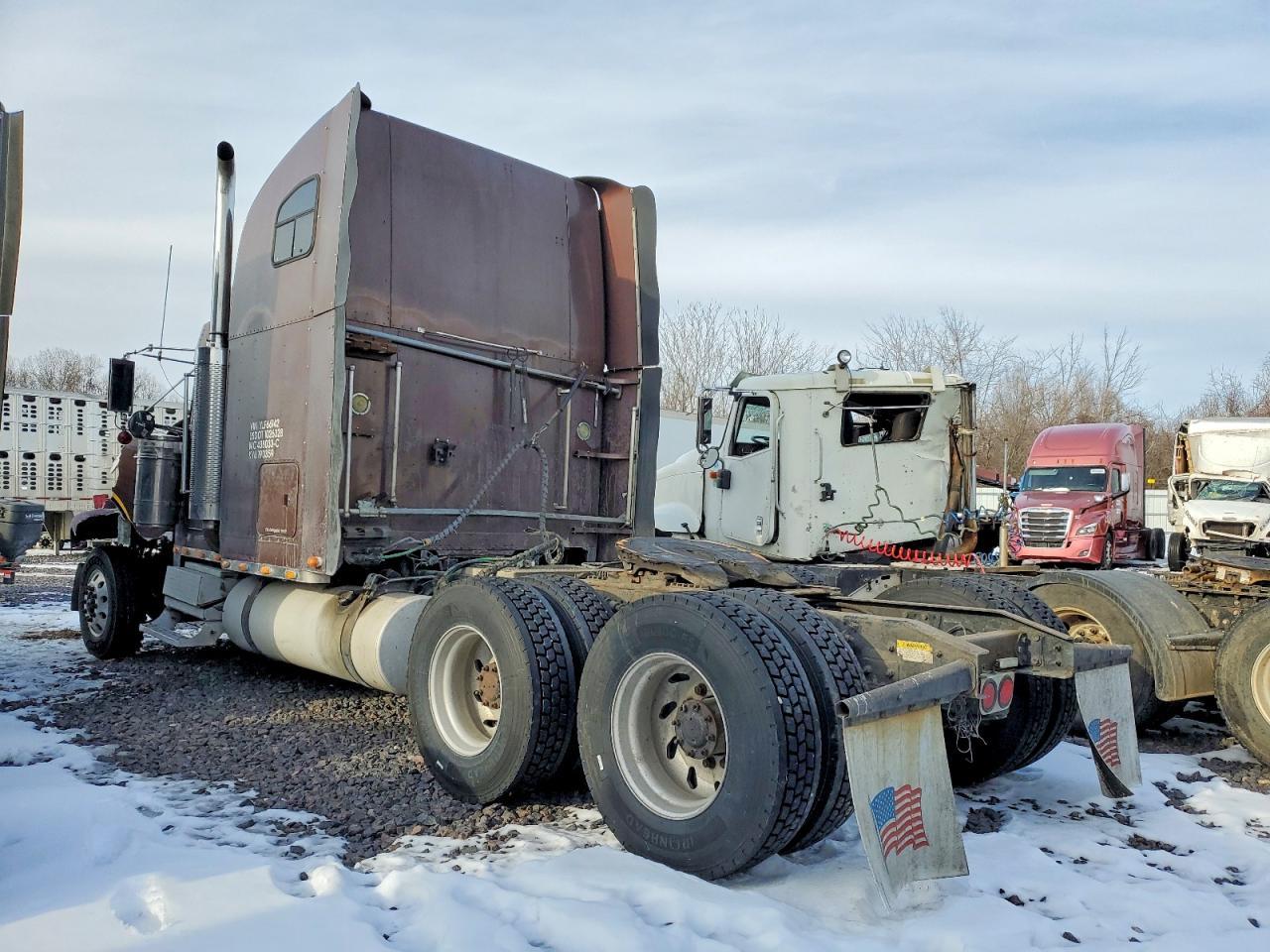 2000 Freightliner Convention Semi Truck