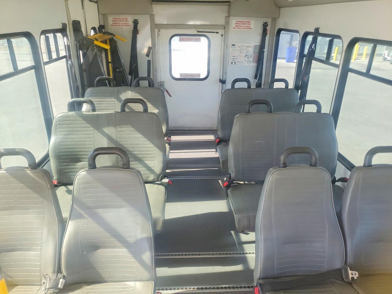 2012 Ford Econoline E450 Super Duty Cutaway Van