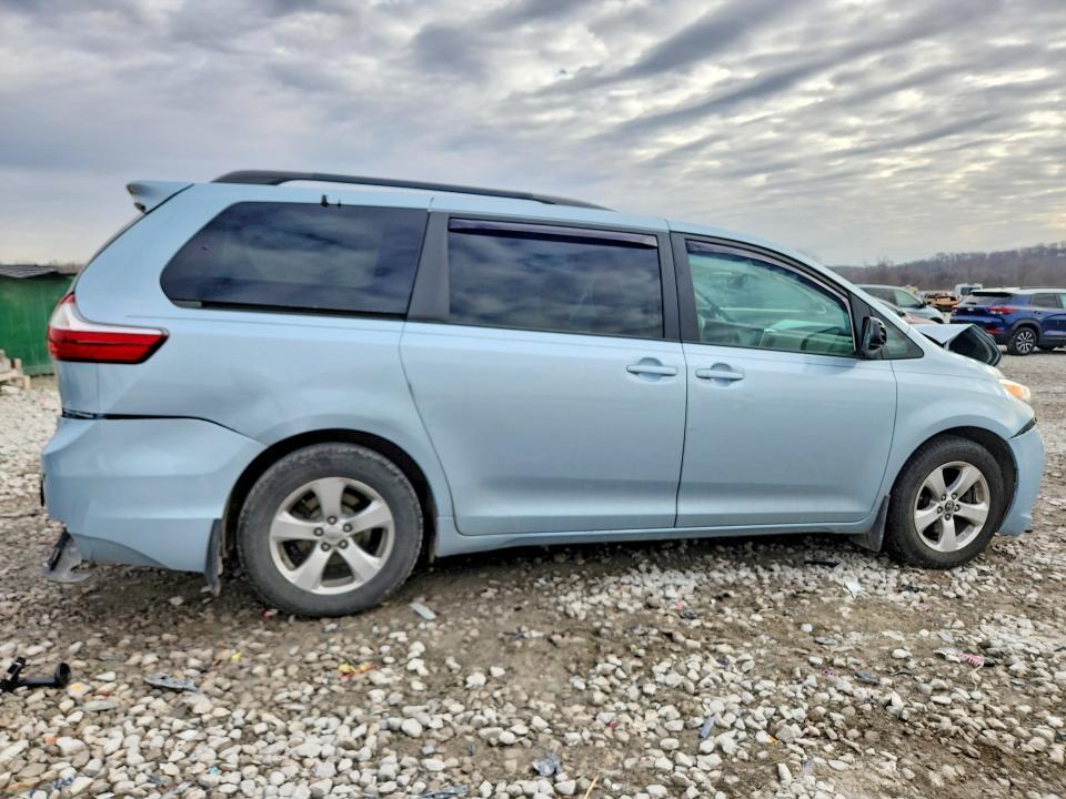 2016 Toyota Sienna le 8 Passenger