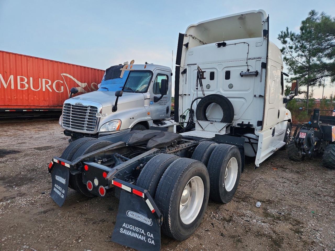 2014 Freightliner Cascadia Semi Truck