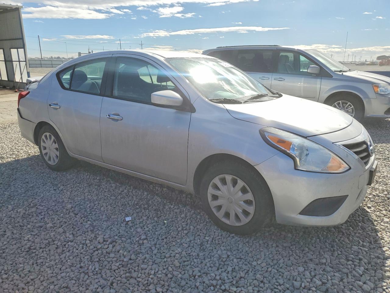 2017 Niss Versa s