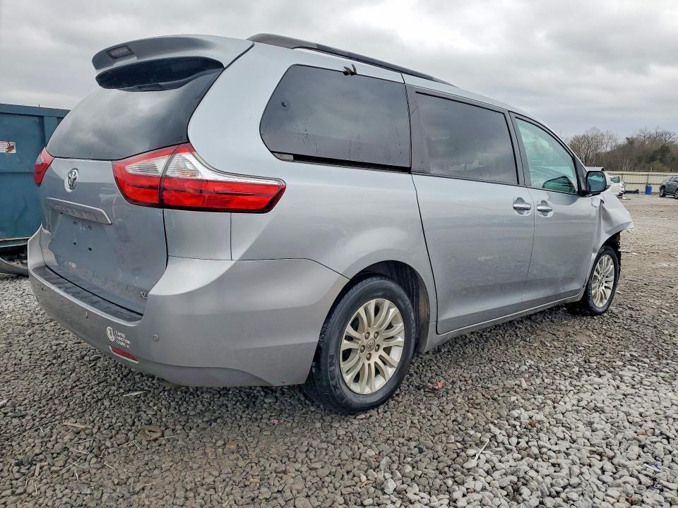 2017 Toyota Sienna xle Premium 8-passenger