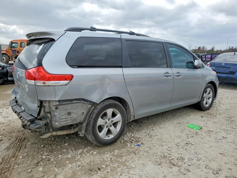 2011 Toyota Sienna le 8-passenger