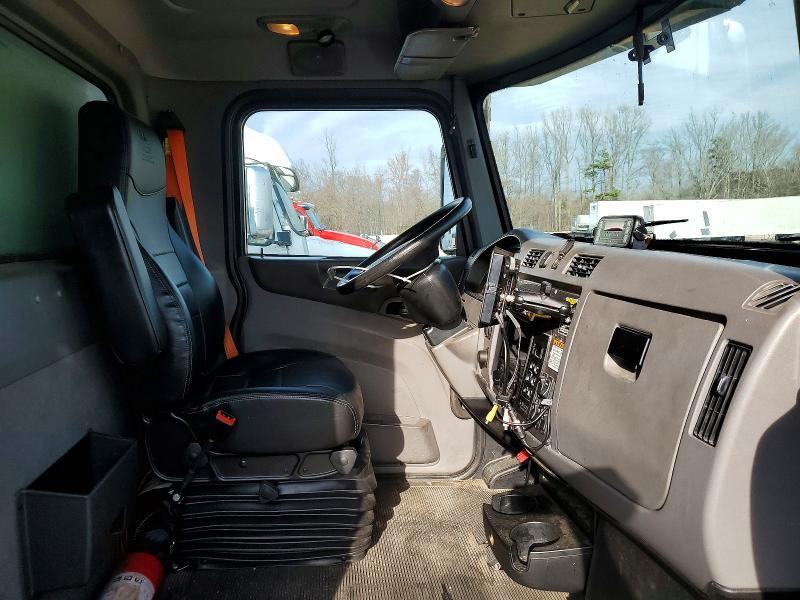 2018 Peterbilt Tractor 2018 Peterbilt 348 BOX Truck