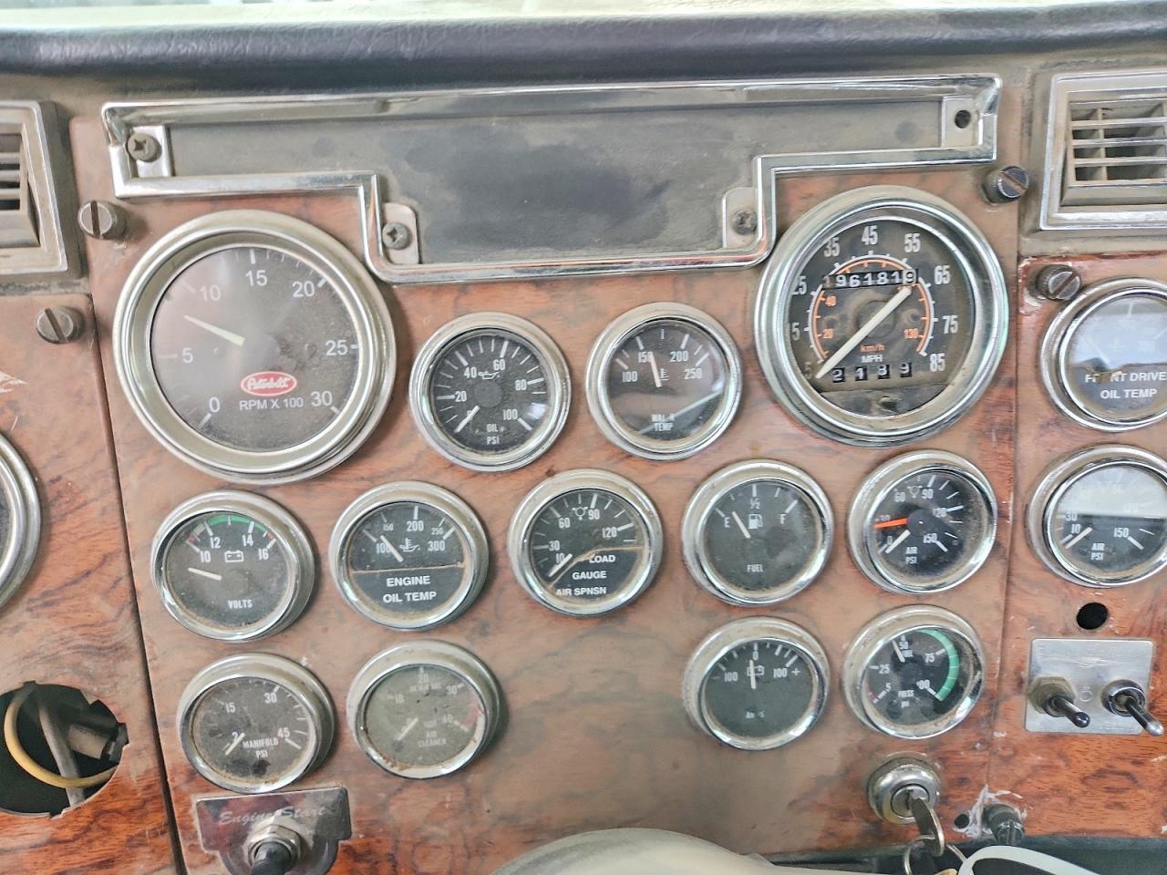 2000 Ptrb 2000 Pntw 379-Semi Truck