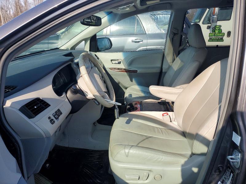 2014 Toyota Sienna xle 8-passenger