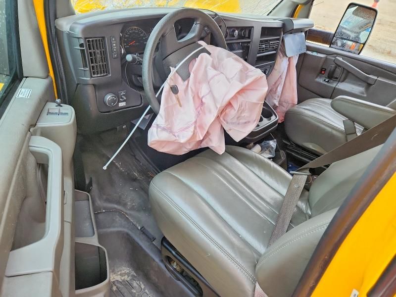 2022 GMC Savana CUT-BOX Truck