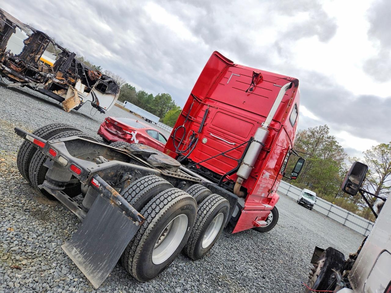 2003 Volvo VNL Semi Truck