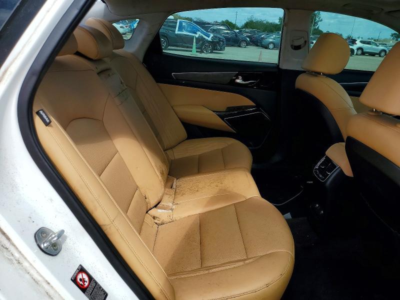 2017 KIA Cadenza Premium