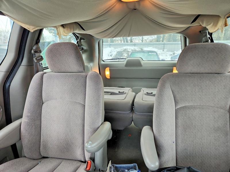 2002 Chrysler Town & Country lx