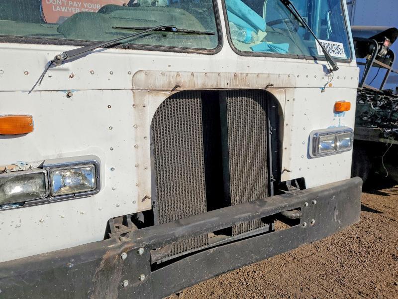 2002 Peterbilt Tractor 2002 Peterbilt 320 Semi Truck