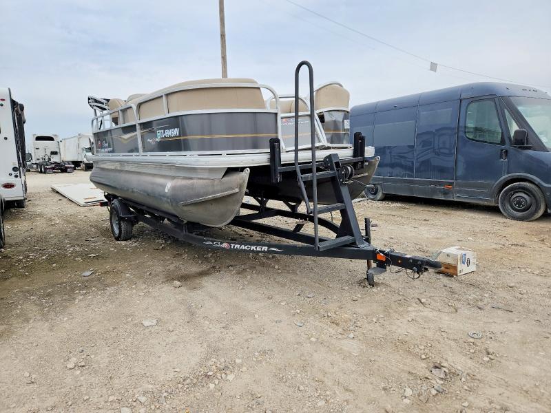 2025 Sun Tracker Partybarge