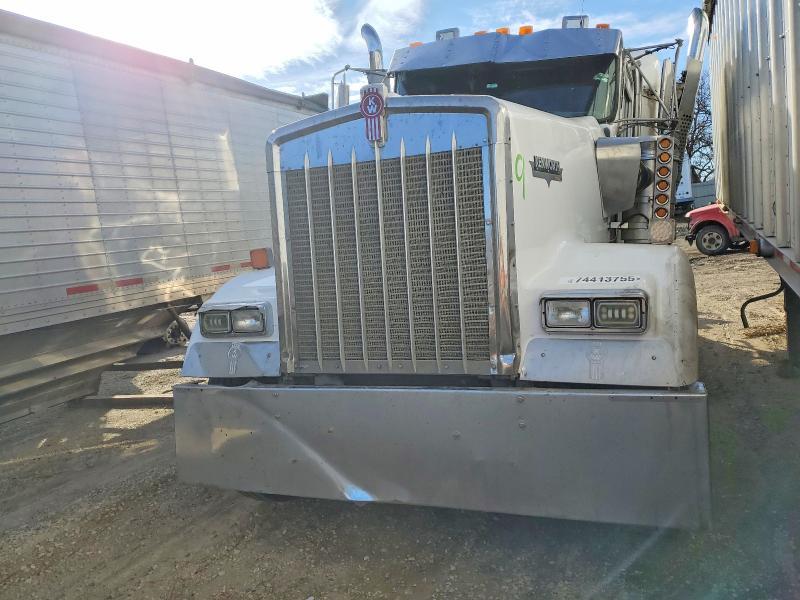 2013 Kenworth W900 Semi Truck