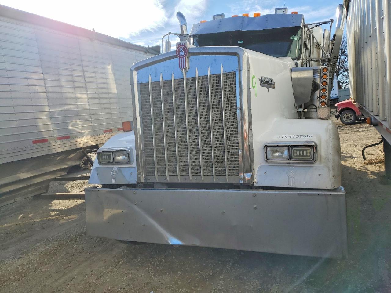 2013 Kenworth W900 Semi Truck
