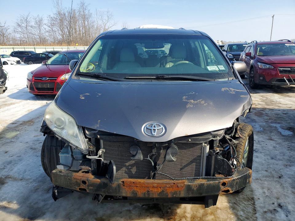 2014 Toyota Sienna xle 8-passenger
