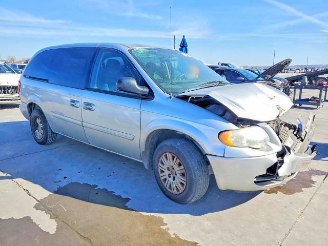 2005 Chrysler Town & Country lx