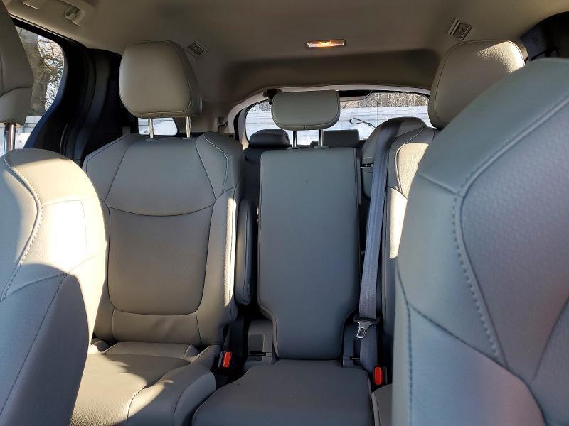 2025 Toyota Sienna xle 8-passenger