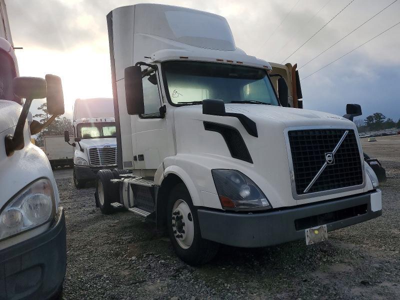 2017 Volvo VNL Semi Truck