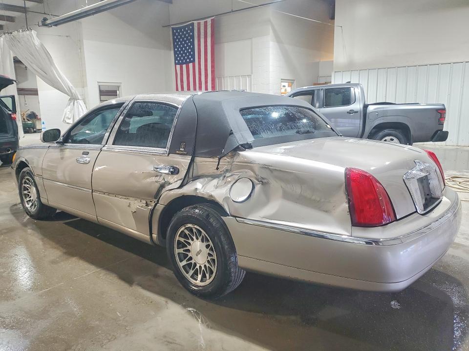 2000 Lincoln Town car Signature