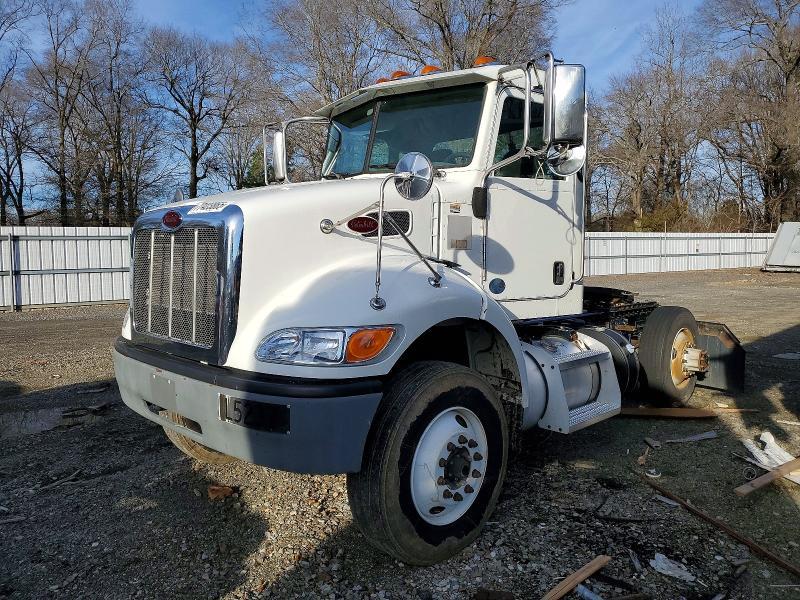 2016 Peterbilt 382 Semi Truck