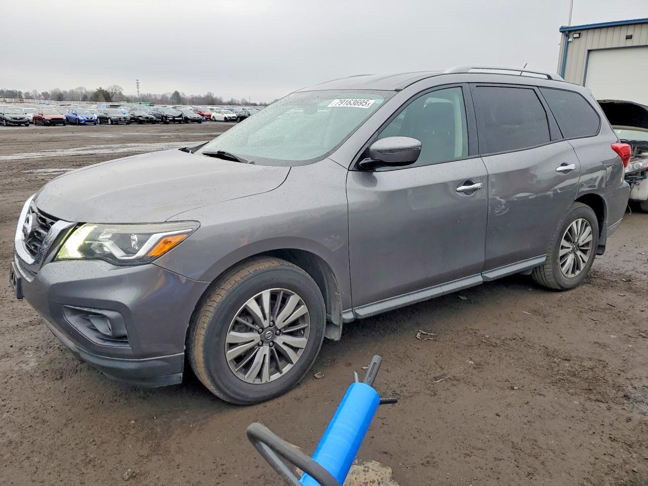 2017 Nissan Pathfinder sv