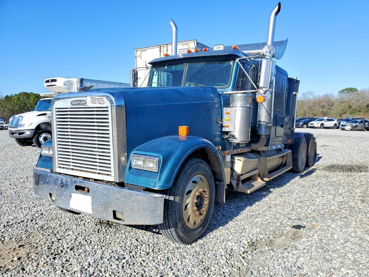 2001 Freightliner FLD132 Semi Truck