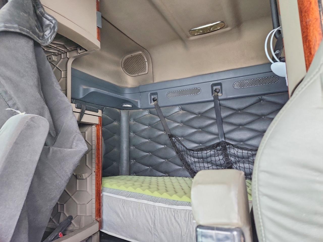 2013 Freigliner 2013 Freightliner Cascadia Semi Truck