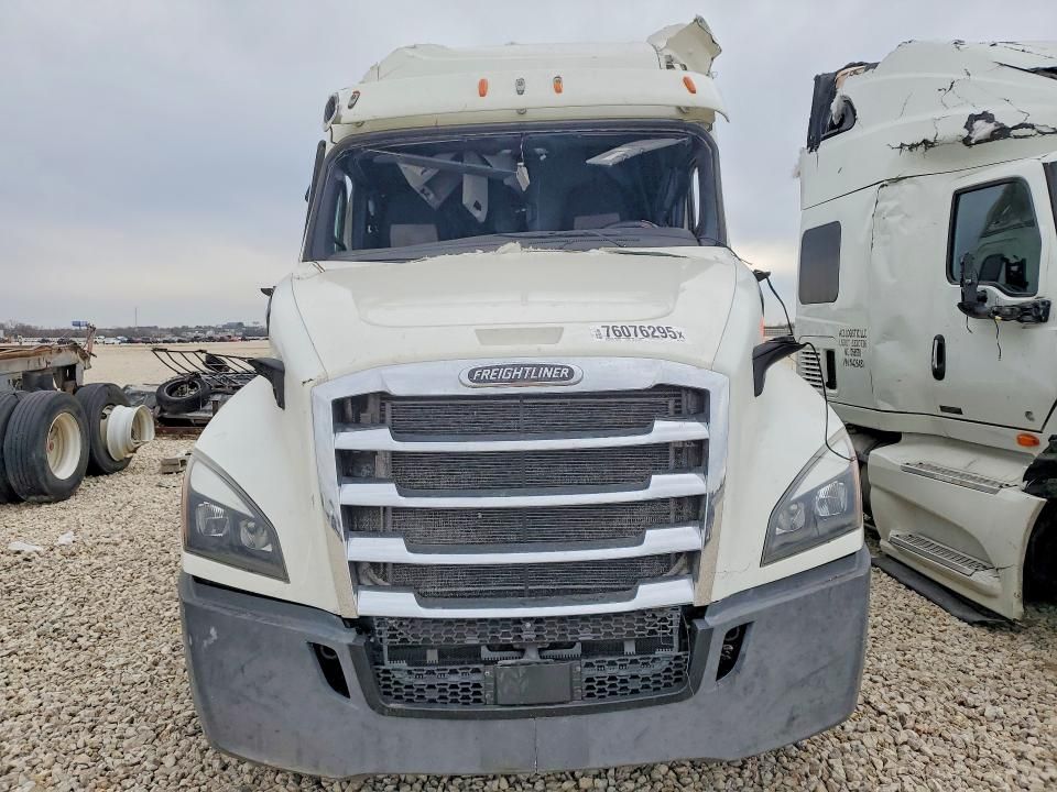 2020 Freightliner Cascadia 126