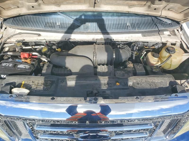 2010 Ford Econoline E450 Super Duty Cutaway Van