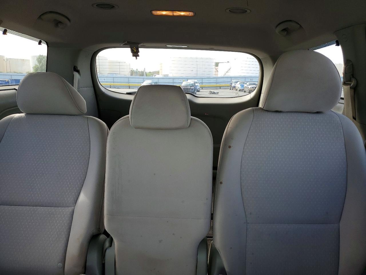 2016 KIA Sedona lx