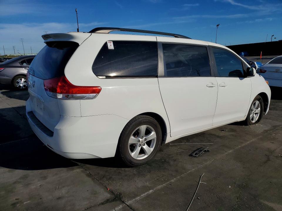 2012 Toyota Sienna le 8-passenger
