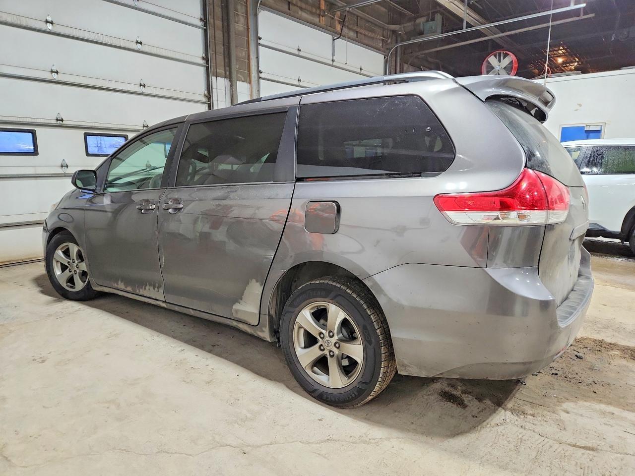 2014 Toyota Sienna le 8-passenger
