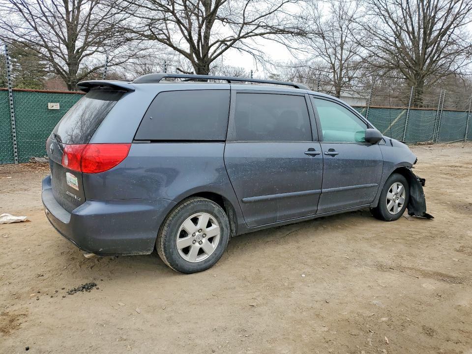 2010 Toyota Sienna le 7-passenger