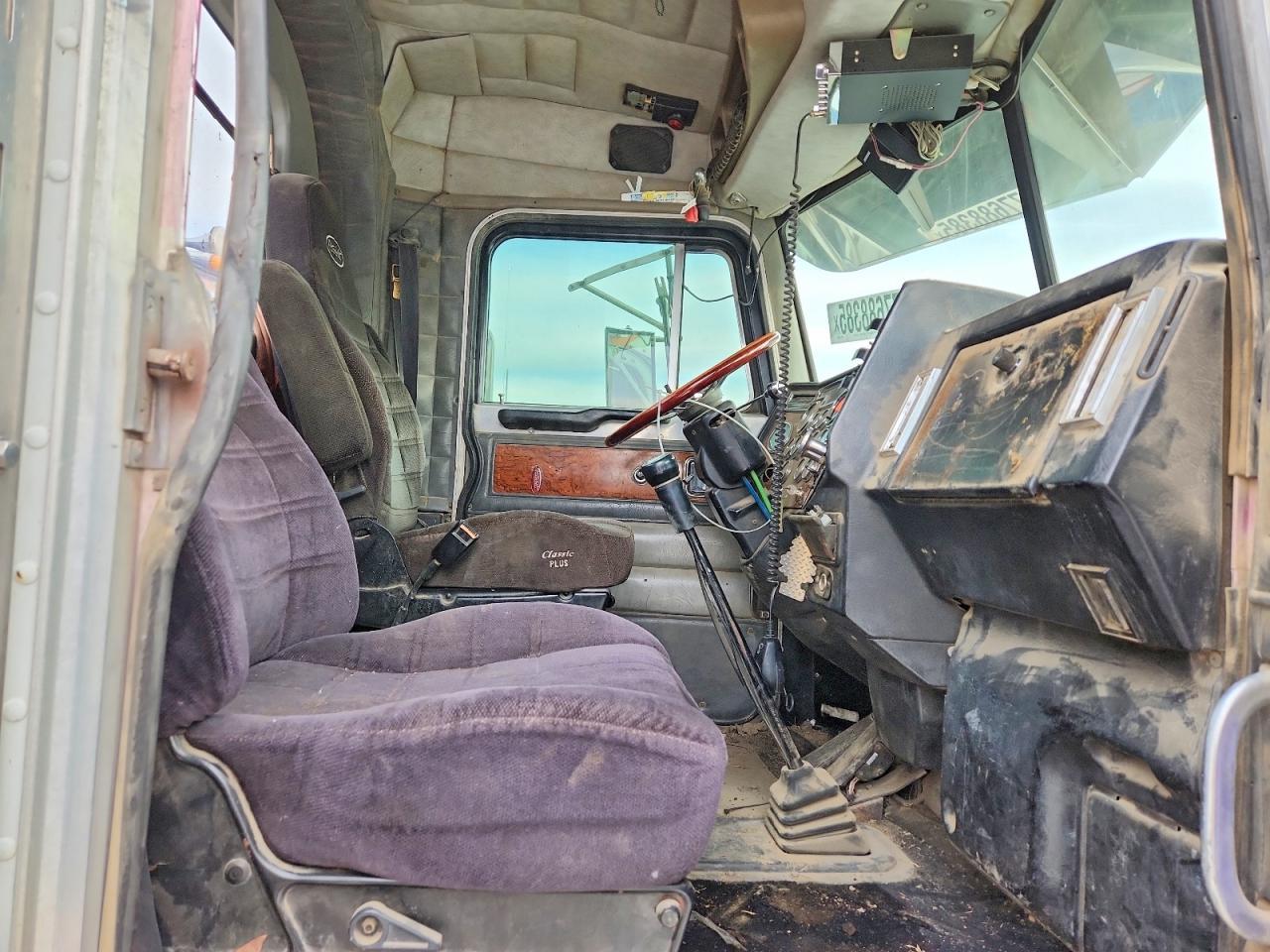 2000 Ptrb 2000 Pntw 379-Semi Truck