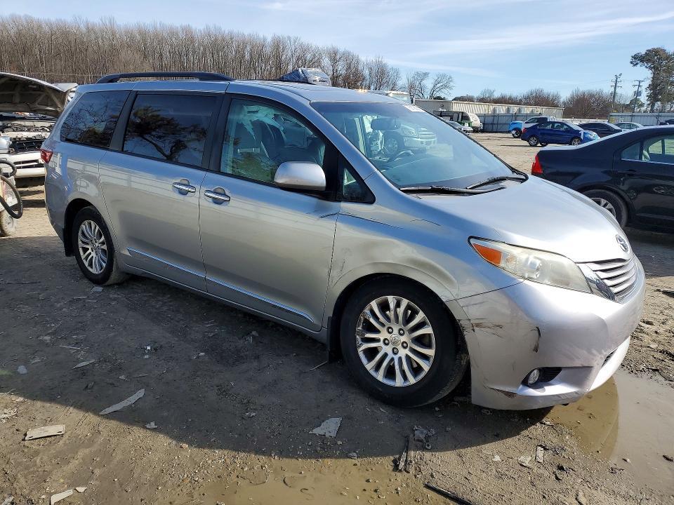 2017 Toyota Sienna xle Premium 8-passenger