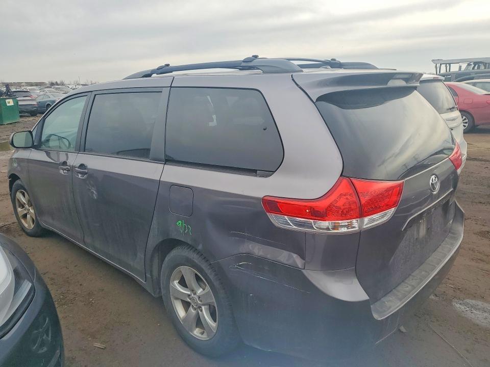 2014 Toyota Sienna le 8-passenger